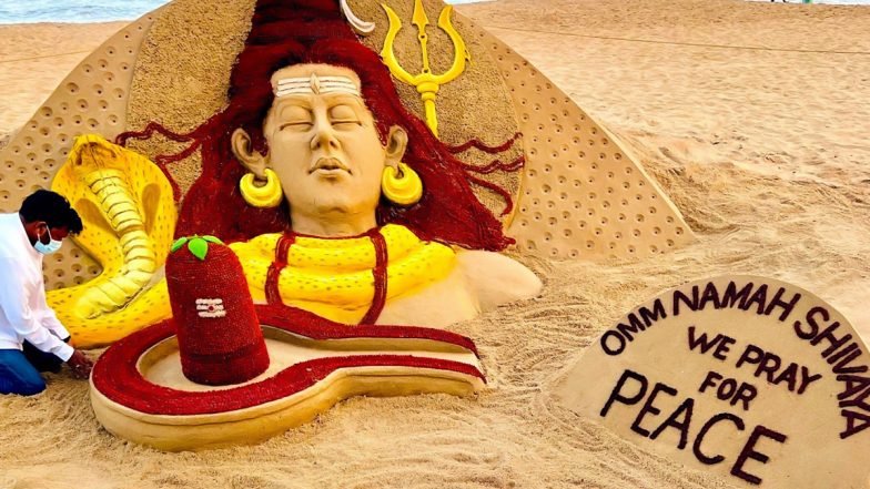 Maha Shivratri 2022 Sand Art Made With 23,436 Rudraksha! Artisan Sudarsan Pattnaik Creates Lord Shiva Sculpture With ‘We Pray for Peace’ Message (Pics and Video)